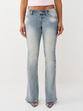 Ladda upp bild till gallerivisning, True Religion jeans - Joey Low Rise Flare Flap Salt water