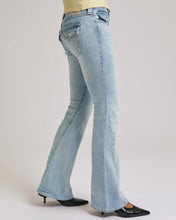 Ladda upp bild till gallerivisning, True Religion jeans - Joey Low Rise Flare Flap Serene Meadows