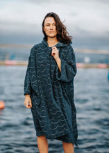 Ladda upp bild till gallerivisning, Frottéponcho Våg