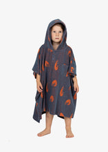 Ladda upp bild till gallerivisning, Frottéponcho Barn Räka Petrol