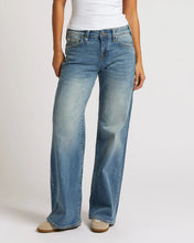 Ladda upp bild till gallerivisning, True Religion Jeans - Bobbi Baggy Jean Medium wash
