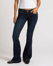 Ladda upp bild till gallerivisning, True Religion jeans - Joey Low Rise Flare Muddy Waters
