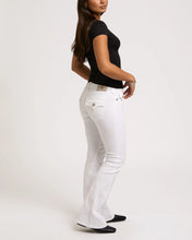 Ladda upp bild till gallerivisning, True Religion jeans - Joey Low Rise Flare Flap - Brilliant white

