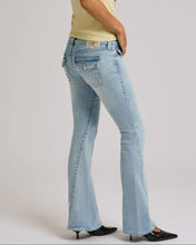 Ladda upp bild till gallerivisning, True Religion jeans - Joey Low Rise Flare Flap Serene Meadows
