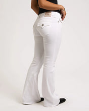Ladda upp bild till gallerivisning, True Religion jeans - Joey Low Rise Flare Flap - Brilliant white
