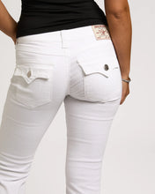 Ladda upp bild till gallerivisning, True Religion jeans - Joey Low Rise Flare Flap - Brilliant white
